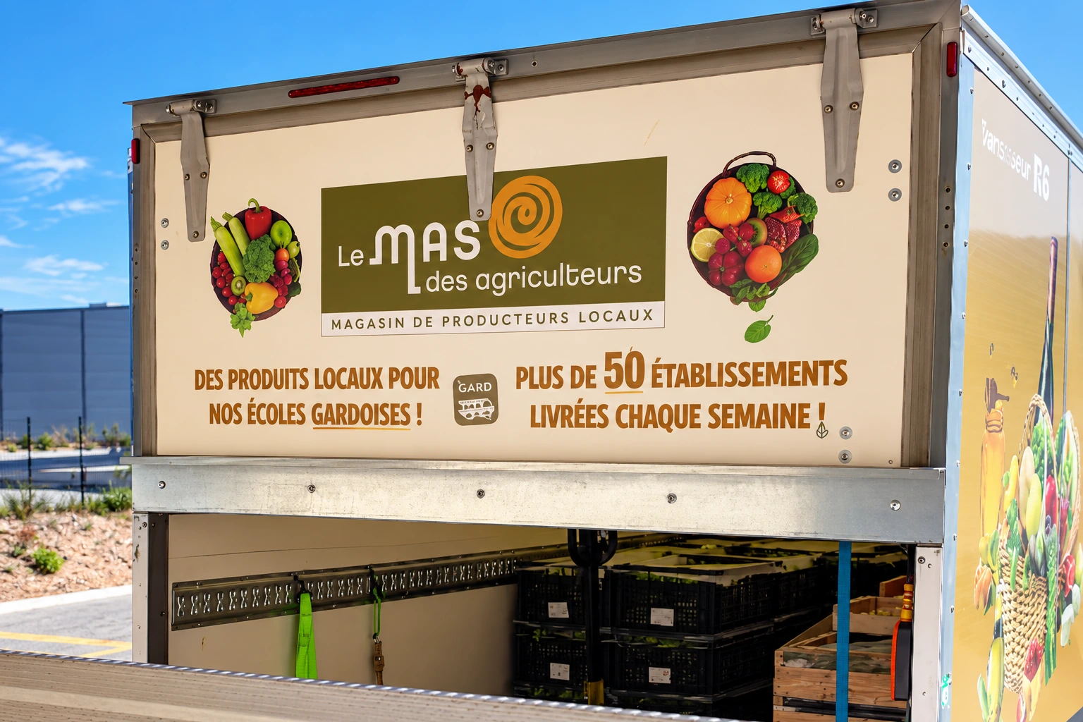 Livraison de produits locaux du Mas des Agriculteurs Camion du Mas des Agriculteurs livrant des produits locaux aux établissements du Gard